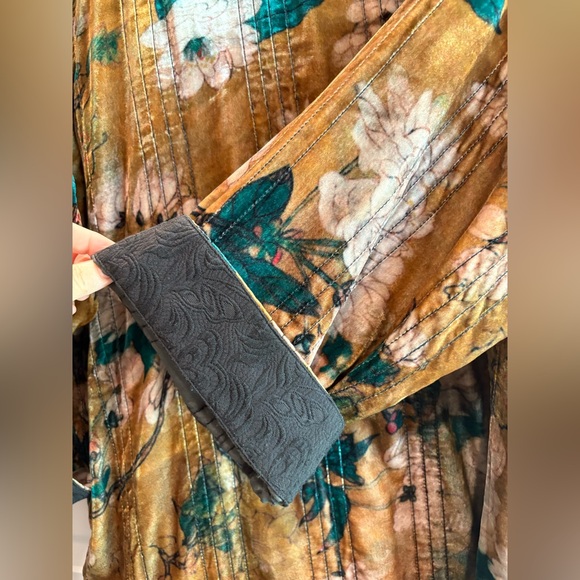 Johnny Was VINTAGE LOTUS VELVET COAT
Limited Edition-RARE - Picture 11 of 13